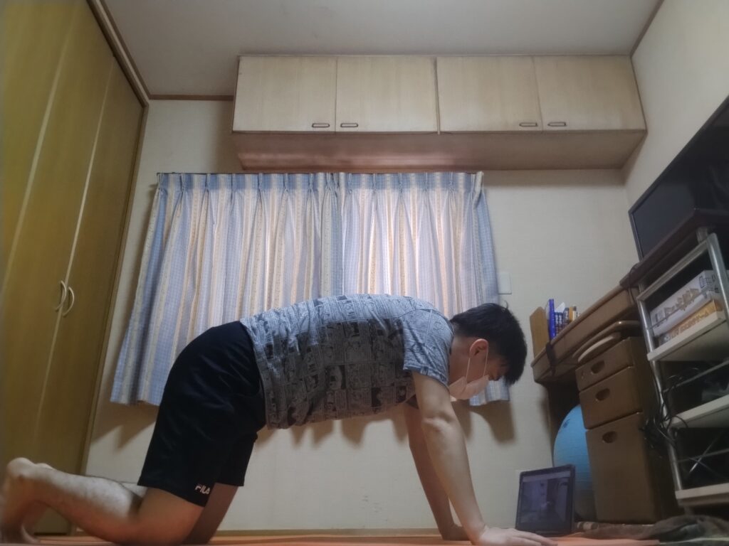 SOELUのヨガレッスンで四つ這いのテーブルトップポーズをとる男性