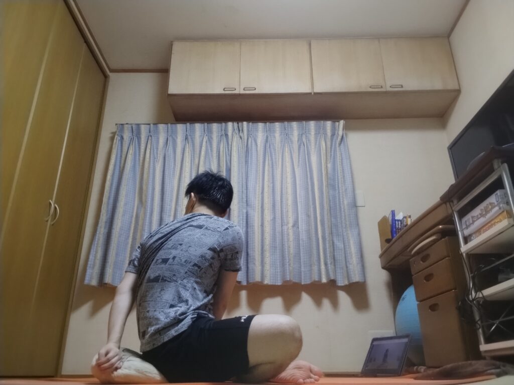 安楽座（Sukhasana）で上体をひねるツイストポーズ