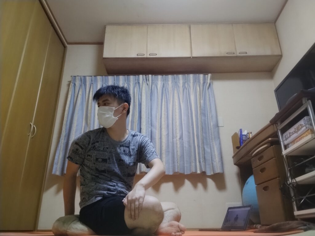 安楽座（Sukhasana）で背筋を伸ばして上体をひねるツイストポーズ