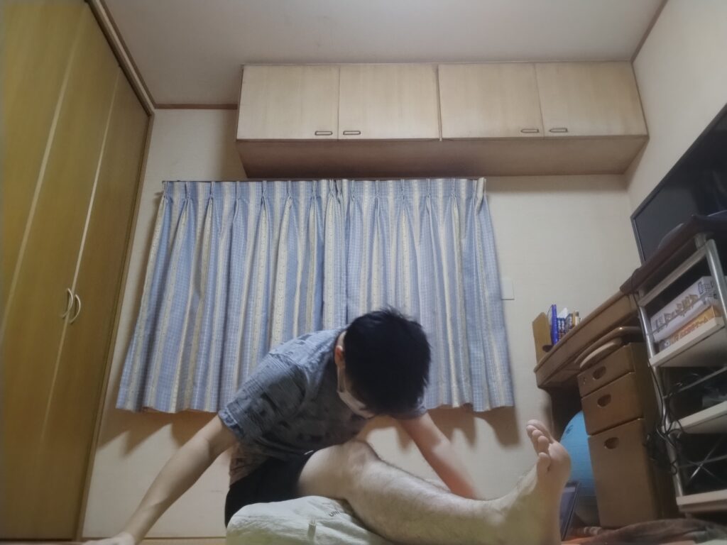 片足を伸ばし、体を前に倒す前屈