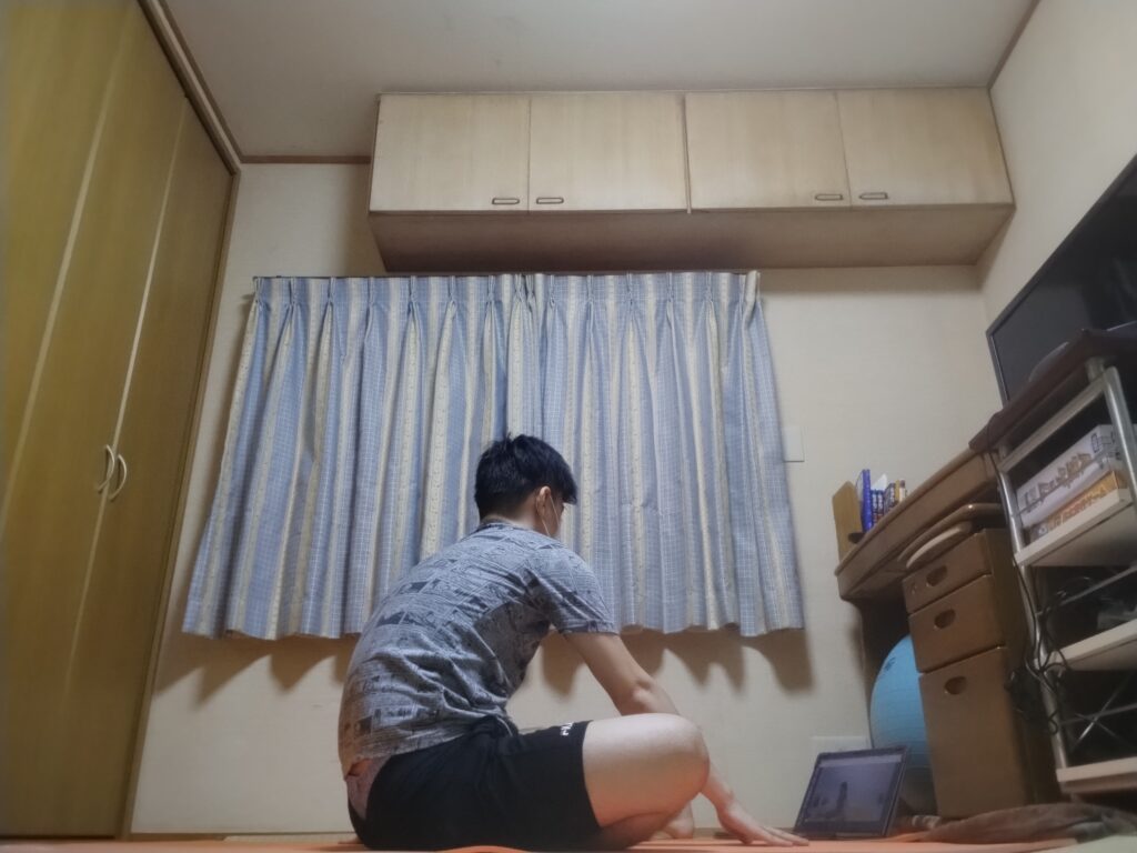 安楽座で前屈して手を床につけるポーズ