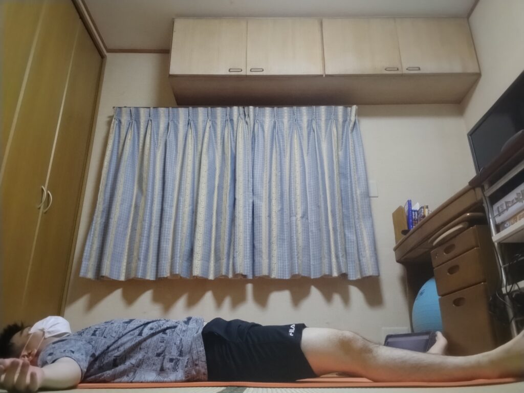 仰向けでリラックスするシャバーサナ