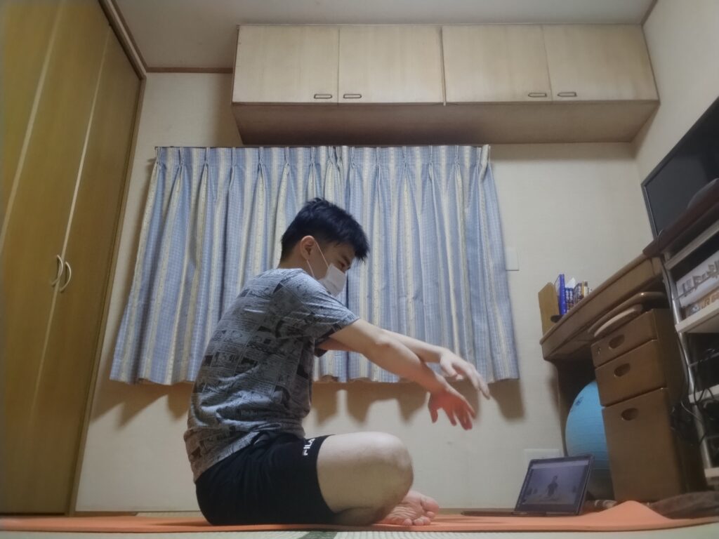 安楽座で両腕を前に伸ばすポーズ