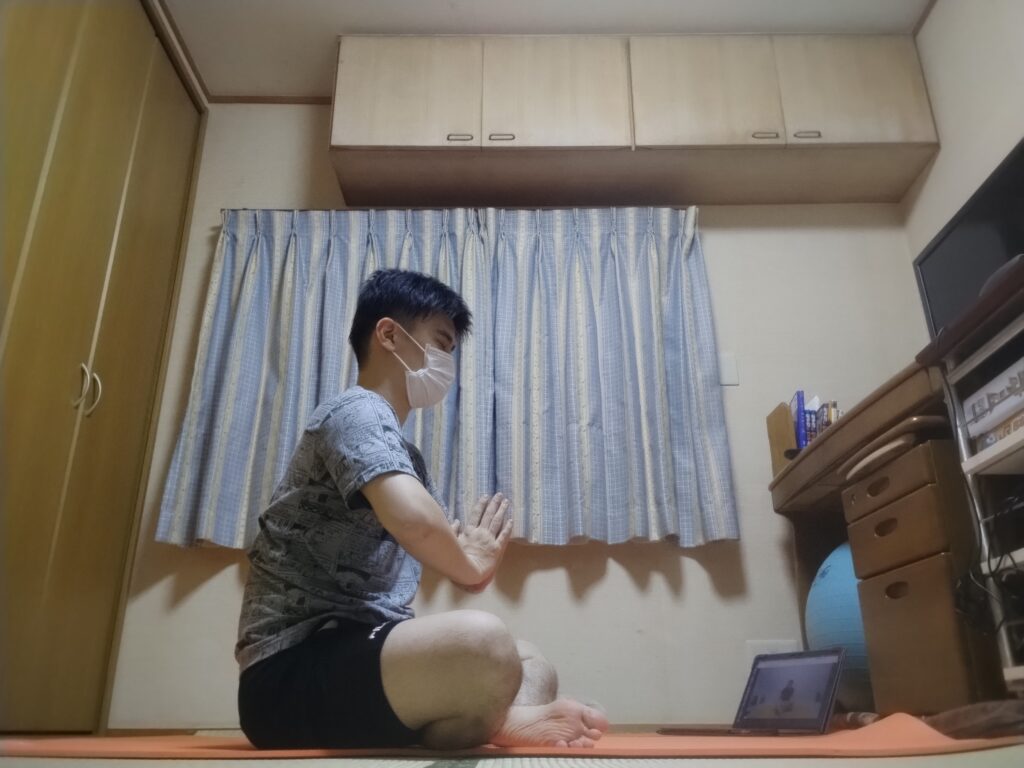 安楽座で合掌するポーズ