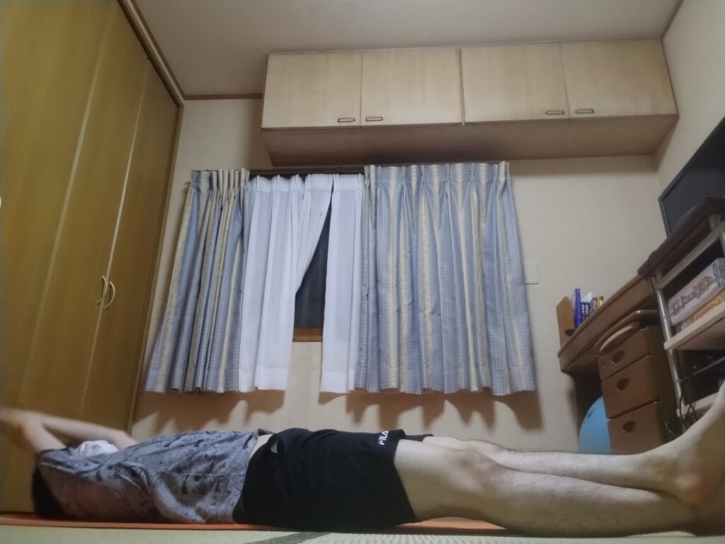 SOELUのヨガレッスンでシャヴァーサナ（仰向けのリラックスポーズ）をしている様子。