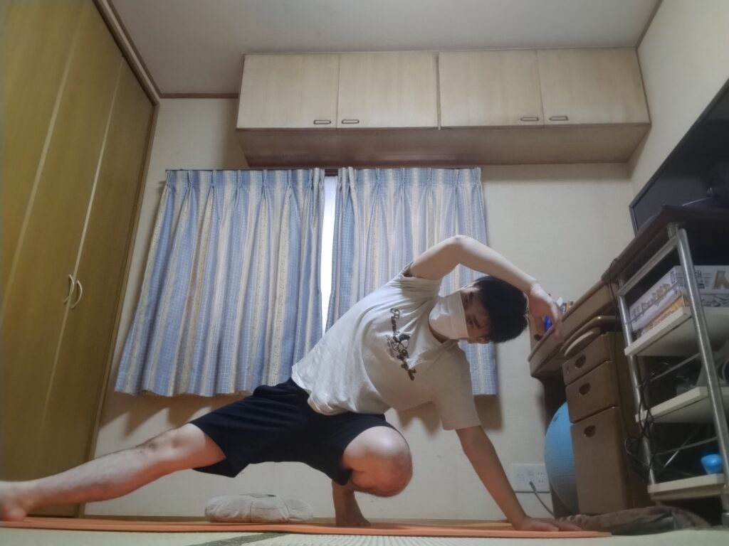 サイドランジの姿勢で体側を伸ばす男性