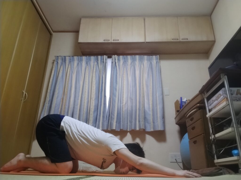 チャイルドポーズでリラックスしている男性