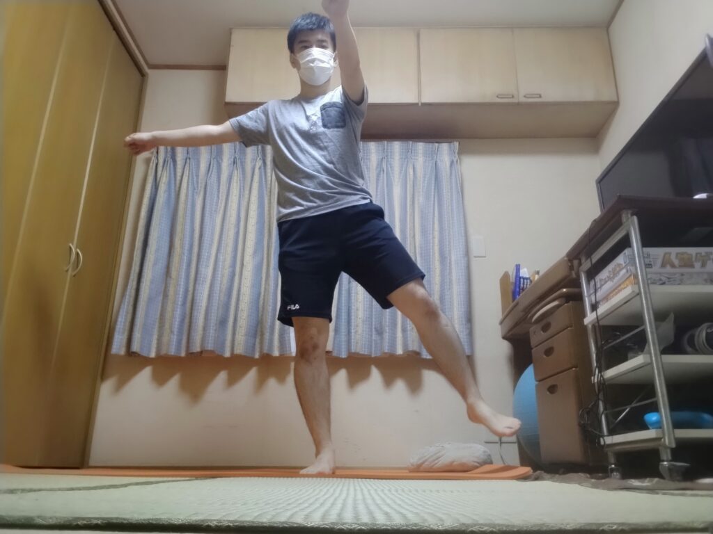 SOELUのオンラインヨガで片足を上げてバランスを取るポーズに挑戦している様子