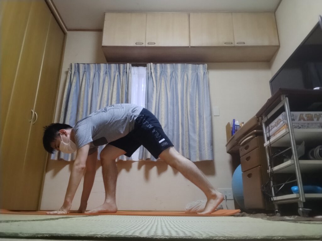 SOELUのオンラインヨガでローランジのポーズを取り、下半身を安定させている様子