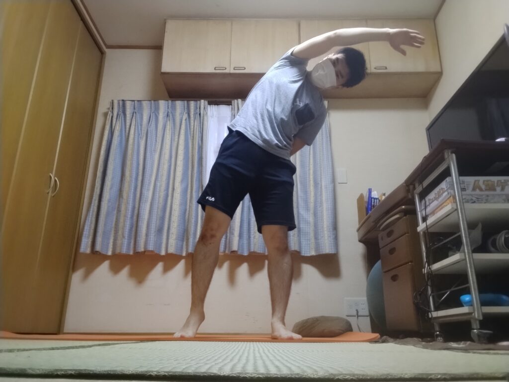 SOELUオンラインヨガで立ったまま体を横に倒すサイドストレッチをしている様子