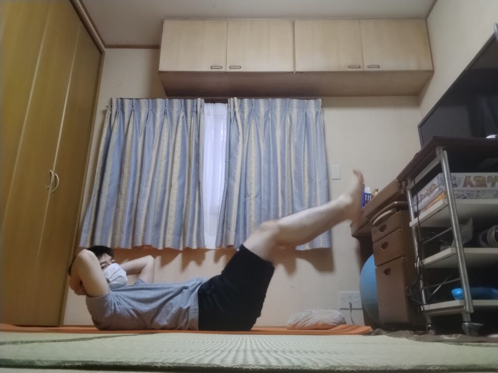 SOELUのオンラインヨガで足を浮かせながら腹筋クランチを行い体幹を鍛えている様子