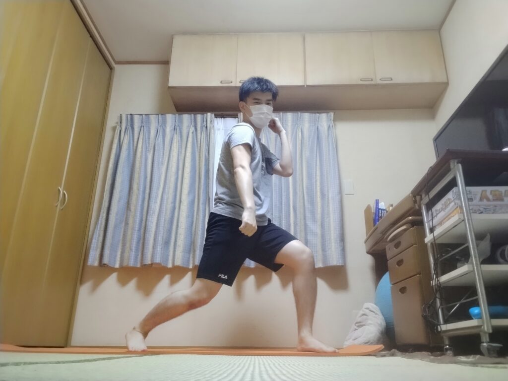 SOELUのオンラインフィットネスでパンチを繰り出している様子