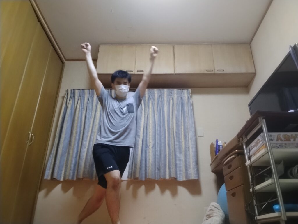 SOELUのダンス系フィットネスレッスンで両手を上に突き上げながらステップを踏んでいる様子