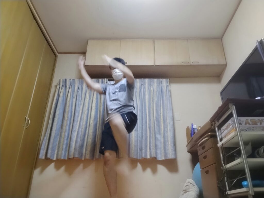 SOELUのオンラインフィットネスで膝を高く上げてキック動作をしている様子