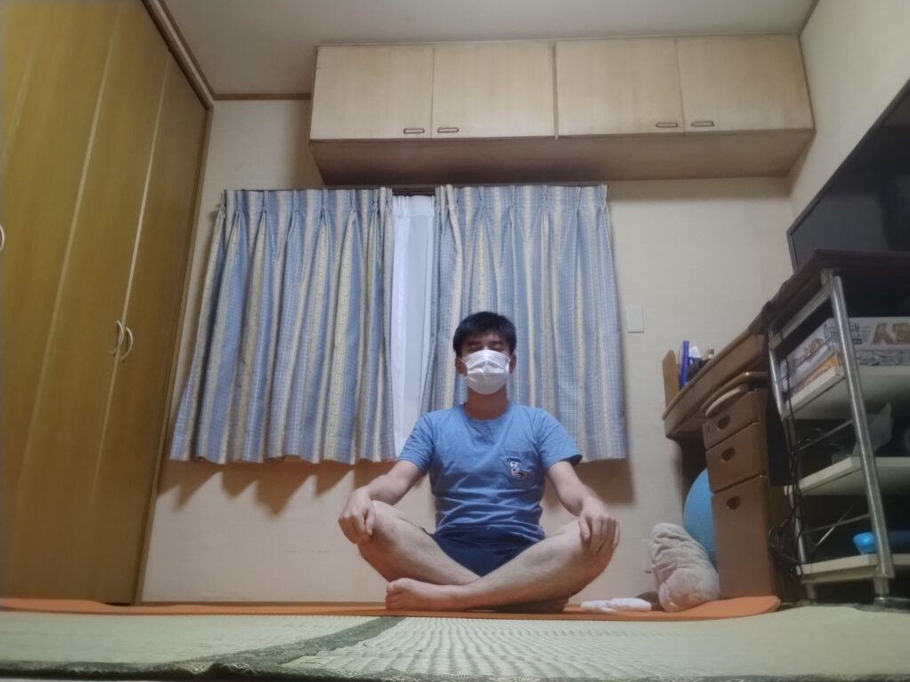 SOELUのオンラインヨガを自宅で体験している様子（あぐらのポーズ）