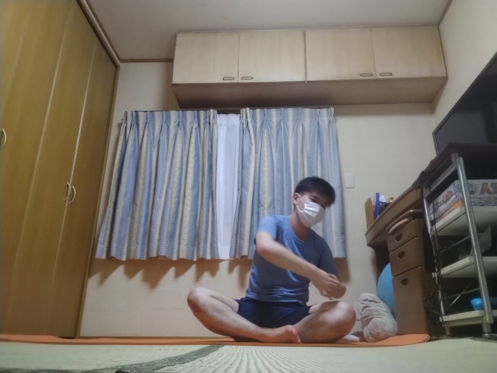 SOELUのオンラインヨガで体をひねりながらウォーミングアップしている様子