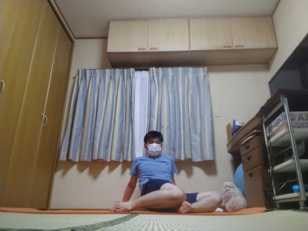 SOELUのオンラインヨガで座ったまま体をひねるツイストポーズを実践している様子