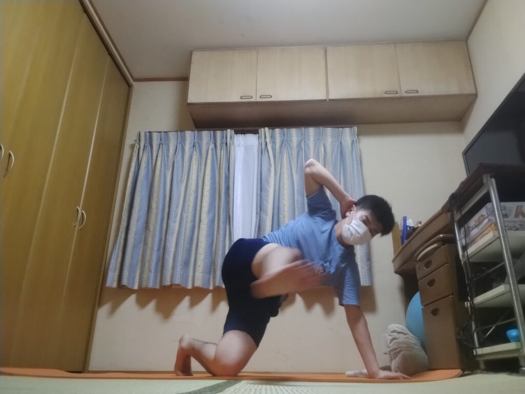 SOELUのオンラインヨガで四つん這いから片足を横に上げ、体幹とお腹をひねるサイドキックエクササイズをしている様子