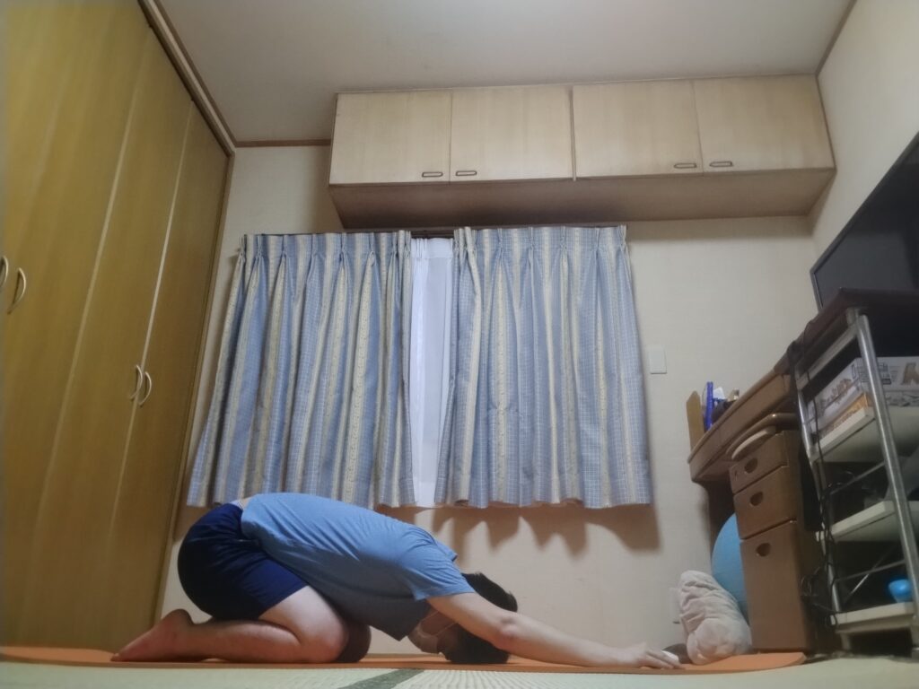 SOELUのオンラインヨガでチャイルドポーズを行い、床に体を預けてリラックスしている様子