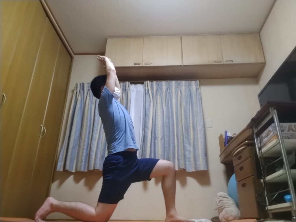 SOELUのオンラインヨガで三日月のポーズ（ローランジ）を行い、股関節と体幹を伸ばしている様子