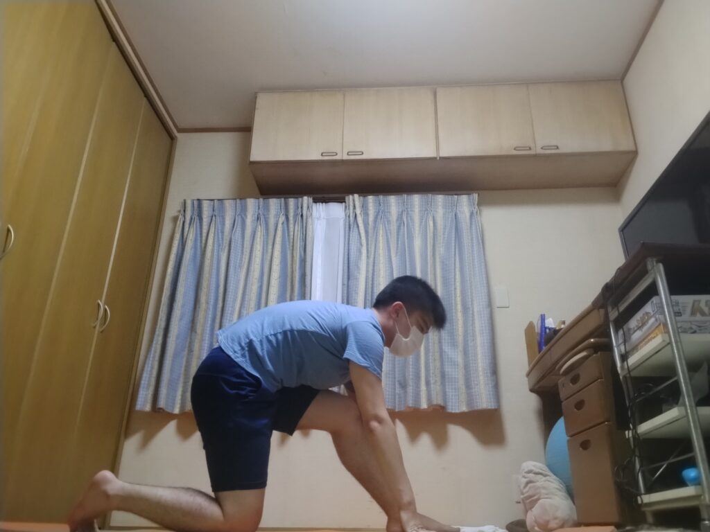 SOELUのオンラインヨガでハーフスプリットのポーズを行い、もも裏とふくらはぎを伸ばしている様子