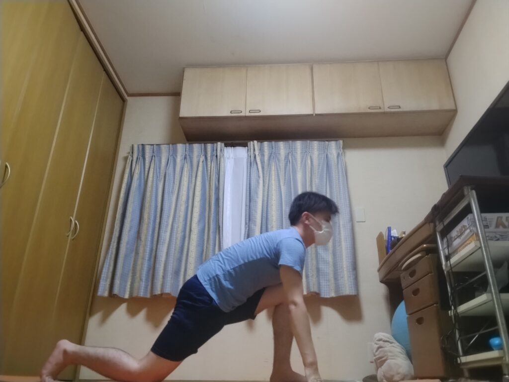 SOELUのオンラインヨガでローランジのポーズを行い、股関節と太ももを伸ばしている様子