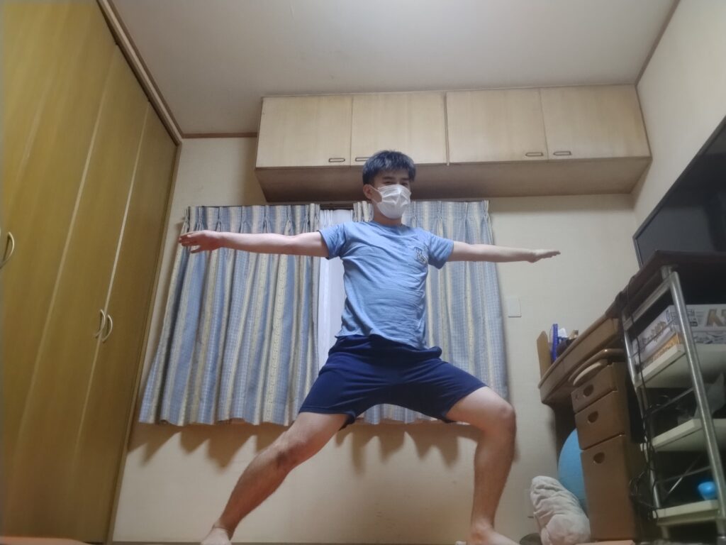 SOELUのオンラインヨガで戦士のポーズⅡを行い、下半身を安定させながら体幹を鍛えている様子